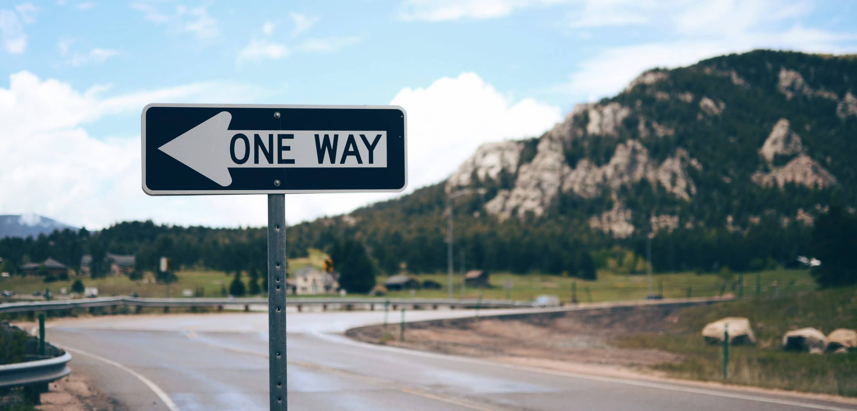 En vägskylt med texten "One way".